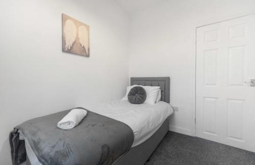 Darlington Apartment | NEW! 4 Bed Home Near Darlington City Centre by Stay With Us, Ideal for Families & Large Groups, FREE OFF-STREET PARKING!
