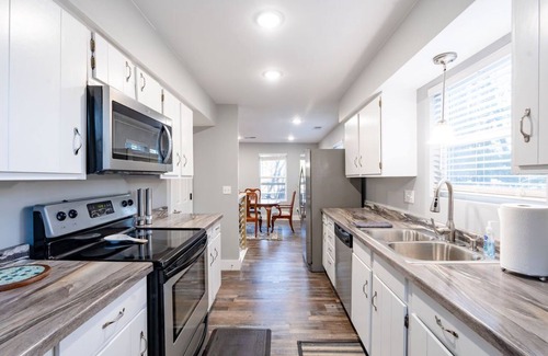 Higden House | New! 4 Bedroom + 2 Bathroom Lakeview Home!
