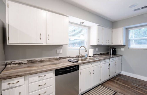 Higden House | New! 4 Bedroom + 2 Bathroom Lakeview Home!