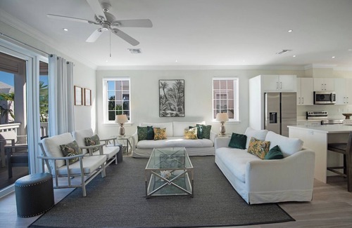 Port New Providence House | New 4 Bedroom, just 60 steps from the Beach and Pool in Gated Community