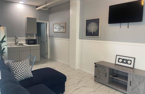 Midtown House | New 4BR/4BA Sleeps 12+ minutes to Beach & Duval St. Private backyard pool oasis