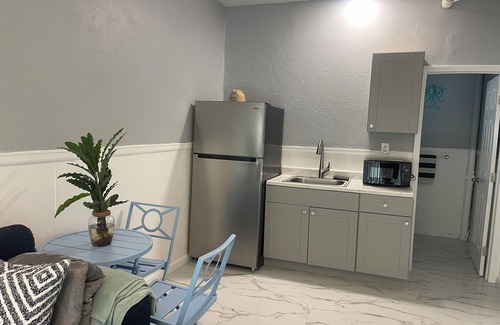 Midtown House | New 4BR/4BA Sleeps 12+ minutes to Beach & Duval St. Private backyard pool oasis