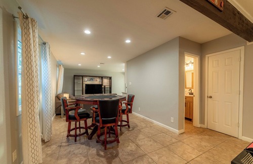 Azle House | New 5 Bed/Lakefront/Boat dock/Game room/Guest House.