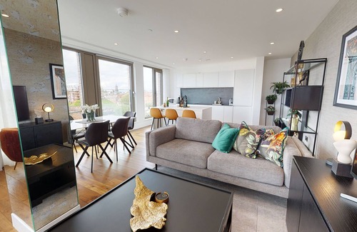 York Apartment | NEW 5* Luxury River View Apartment, 3 bed 3 bath, central York, with parking