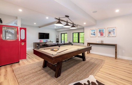 Lincoln House | ✨ New 5BR Custom Chalet | 🏔 Loon Mtn | 🛁 Hot Tub | 🎮 Games | 🍕 Pizza Oven