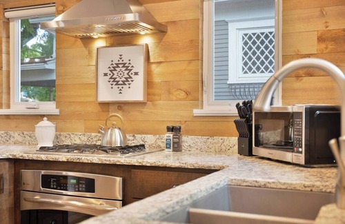 Coeur d'Alene House | NEW! 5th St Retreat- walk to DT, Hot Tub!