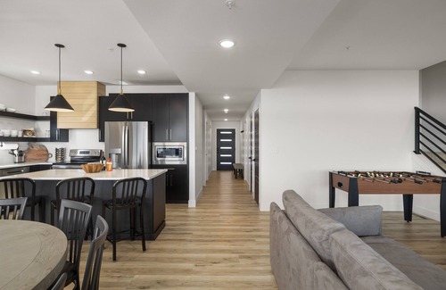 Branson House | New 7 bdrm home (sleeps 28) w/lake views, hot tub, & outdoor dining!