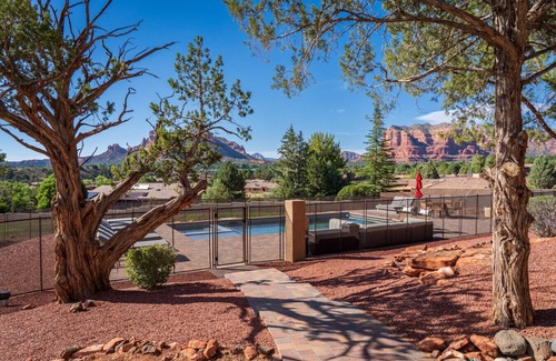 Oak Creek House | *New* 8-Bedroom Red Rock Retreat l Pool l Hot Tub l Pickleball l Playground l Putting Green