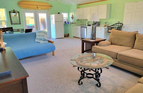 New Smyrna Beach Cottage | 🐬 🌴🏄‍♀️NEW! Affordable Cottage, Private,close to shops, restaurants &beach.
