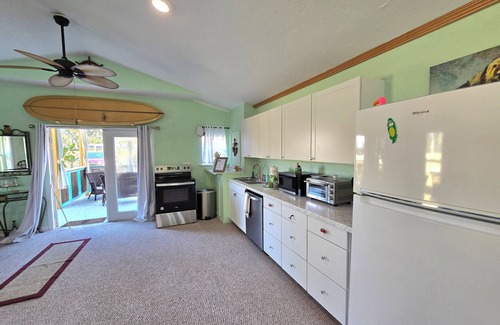 New Smyrna Beach Cottage | 🐬 🌴🏄‍♀️NEW! Affordable Cottage, Private,close to shops, restaurants &beach.