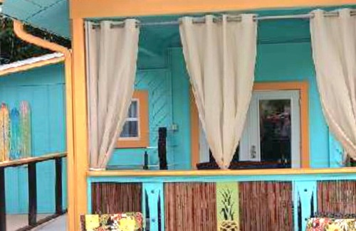 New Smyrna Beach Cottage | 🐬 🌴🏄‍♀️NEW! Affordable Cottage, Private,close to shops, restaurants &beach.