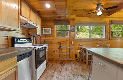 Campton Cabin | New, Artisan Style, Cozy, Secluded, 2-BR, Sauna, Hot Tub, Wi-Fi