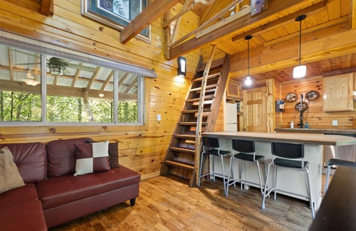 Campton Cabin | New, Artisan Style, Cozy, Secluded, 2-BR, Sauna, Hot Tub, Wi-Fi