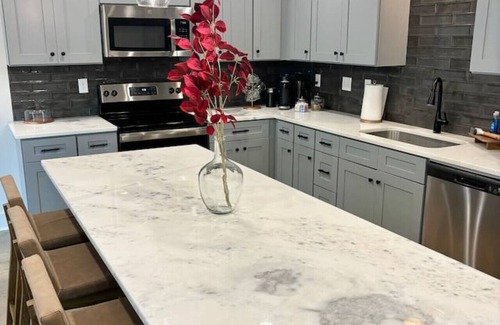 Lafayette House | NEW-Basin House-King Beds-70" TV-Garage-Fast WiFi