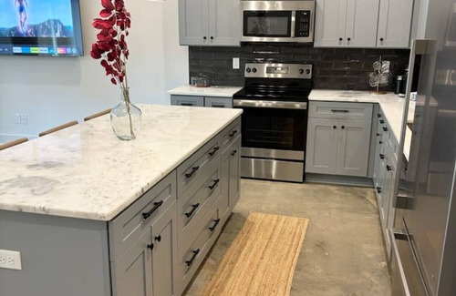 Lafayette House | NEW-Basin House-King Beds-70" TV-Garage-Fast WiFi
