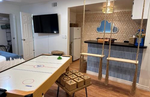 Gas Lamp Section Apartment | NEW Beach Home with Canopy Bed and Work Spaces