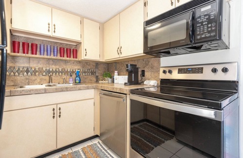 Daytona Beach Apartment | NEW! Beach in Minutes-Smart TVs in All Rooms-Speedway-Hospitals in Mins