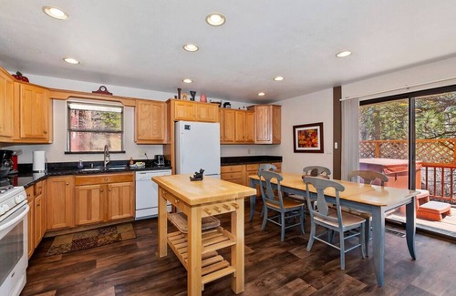 Upper Moonridge Cottage | New Bear Canyon · Beautiful 3 BR with Great View & Lots of Amenities