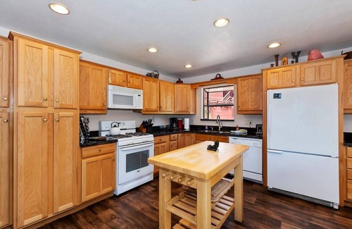 Upper Moonridge Cottage | New Bear Canyon · Beautiful 3 BR with Great View & Lots of Amenities