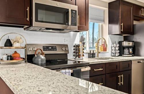 Roseville Apartment | New! Beautiful 1BR in Sharon Lane