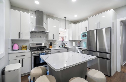 North Mayfair House | New! Beautiful 7BD Home - Sleeps 15 + 2 Car Garage
