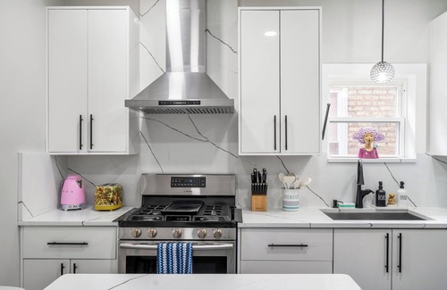 North Mayfair House | New! Beautiful 7BD Home - Sleeps 15 + 2 Car Garage