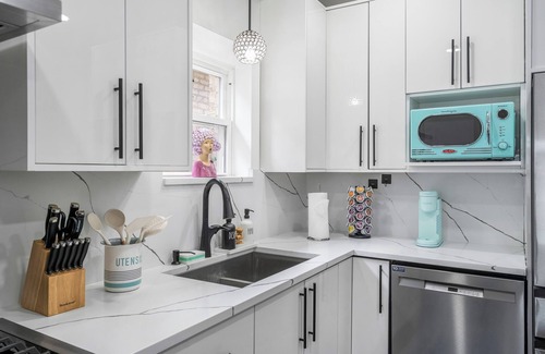 North Mayfair House | New! Beautiful 7BD Home - Sleeps 15 + 2 Car Garage