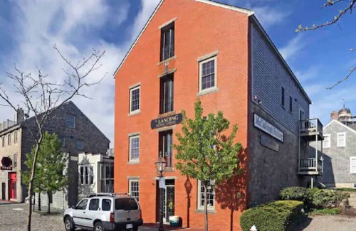New Bedford House | New Bedford Waterfront Historic District