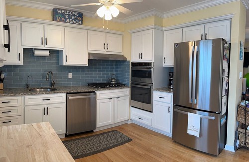 Wall House | NEW-Belmar Shore House by the Sea! n1.5 Blocks to Beach with 6 badges & Parking