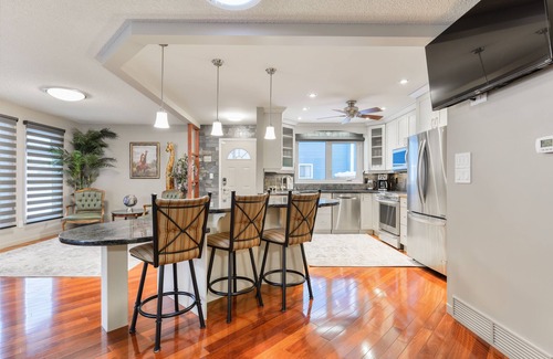 West Edmonton House | 🔥NEW ⭐️BEST TODAY⭐️ 4 Bedroom up to 8 people Home Close to WEM!