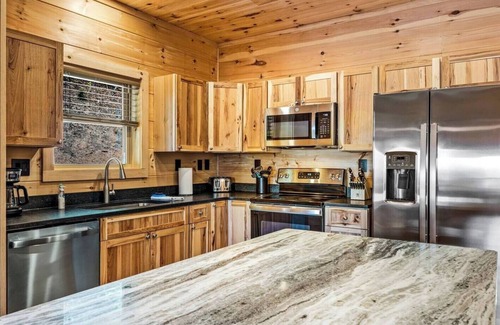 Franklin Cabin | NEW .BIG. Cabin*Hot-Tub*Firepit*King Beds*BIG VIEW