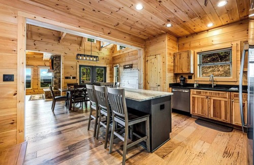 Franklin Cabin | NEW .BIG. Cabin*Hot-Tub*Firepit*King Beds*BIG VIEW