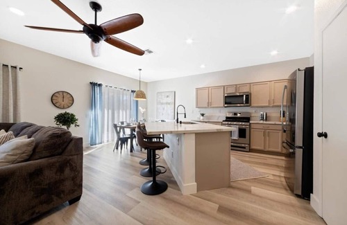 Elk Grove House | NEW-Big Family Home-Hot Tub-Fire Pit-Swingset