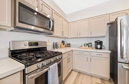 Elk Grove House | NEW-Big Family Home-Hot Tub-Fire Pit-Swingset