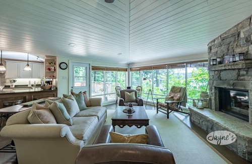 Minett Cottage | New Boathouse! Traditional Beauty 4Bed, 3Bath Cottage & Bunkie on Lake Rosseau!