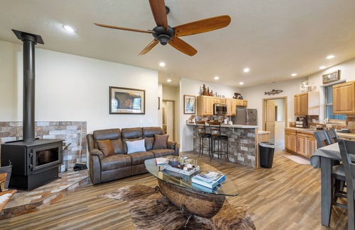 Cascade House | New* Bogie Bungalow - Walk to lake, bar & restaurant - Near golf course - AC - Fireplace - Pet Ok