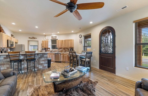Cascade House | New* Bogie Bungalow - Walk to lake, bar & restaurant - Near golf course - AC - Fireplace - Pet Ok