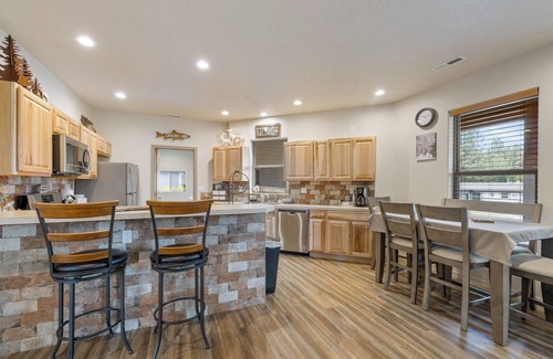 Cascade House | New* Bogie Bungalow - Walk to lake, bar & restaurant - Near golf course - AC - Fireplace - Pet Ok