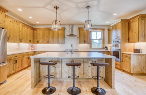Powell Butte House | New Brasada Ranch Construction, Gourmet Kitchen, Deck, Fireplace and King Suite