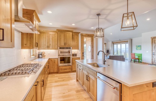 Powell Butte House | New Brasada Ranch Construction, Gourmet Kitchen, Deck, Fireplace and King Suite