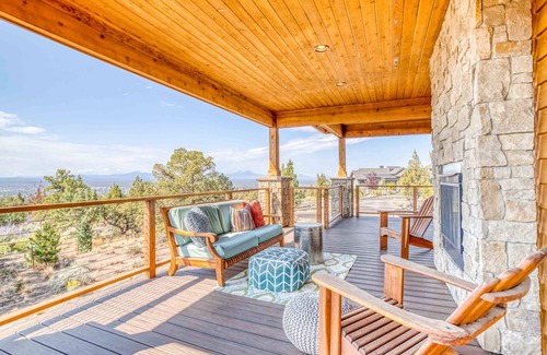 Powell Butte House | New Brasada Ranch Construction, Gourmet Kitchen, Deck, Fireplace and King Suite