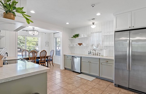 College Station House | NEW! Bright, charming cottage, fully renovated ~1 mi. to A&M