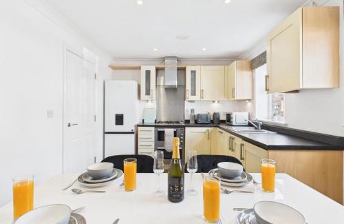 Cheltenham House | New Brookbank House by Signature Stays
