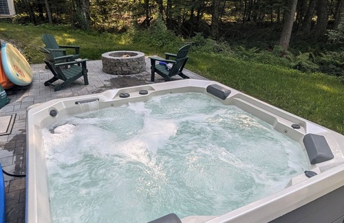 Standish House | NEW BUILD 3 BR COTTAGE, Salt water hot tub, apple orchards, kayaks, paddleboard
