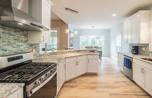 Almo House | New Build! Bayview- Private dock in quiet cul-de-sac. 20 minutes to Murray State