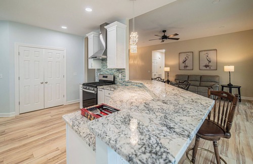 Almo House | New Build! Bayview- Private dock in quiet cul-de-sac. 20 minutes to Murray State
