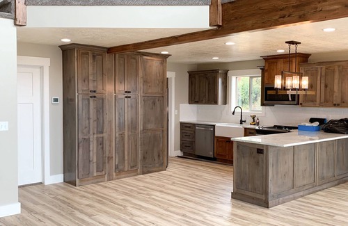 Harbor Village House | NEW Build Bear Lake Urban Mountain Retreat-Breathtaking Views & private Hot Tub