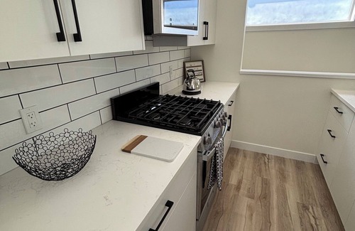 Signal Hill House | New Build, Charming 1-bedroom home in fabulous Calgary SW, 1.2 hours from Banff