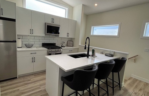 Signal Hill House | New Build, Charming 1-bedroom home in fabulous Calgary SW, 1.2 hours from Banff