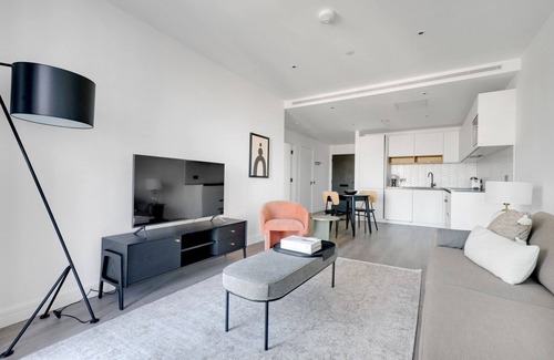 Hammersmith Broadway Apartment | New Build Hammersmith 1BR w/Gym & Concierge, nr Tube, by Blueground